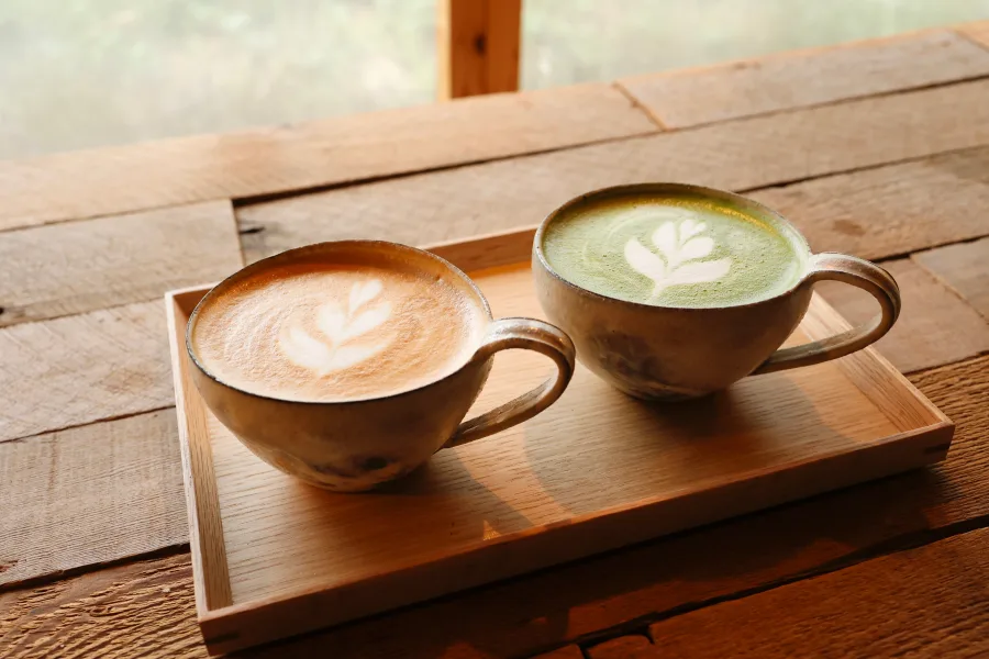 木のトレーに置かれた海風ラテと抹茶ラテ